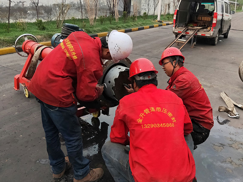DN500循環(huán)水管道帶壓開(kāi)孔順利完成！2.jpg